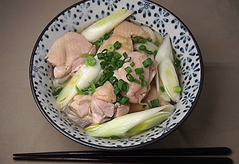 画像：カモネギも大好き！鶏煮込みうどん