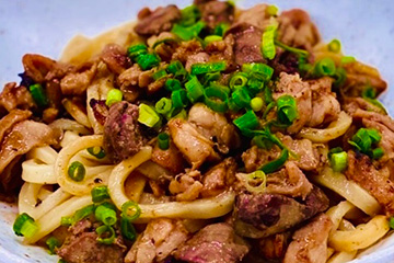 画像：鶏ホルモン焼きうどん